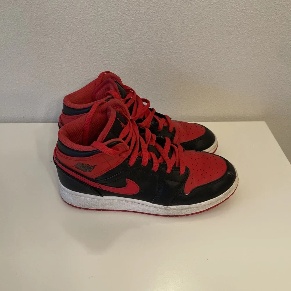 Air Jordan 1 Mid Alternate Bred (2022) DQ8423-060 Black/Red Boys 5Y